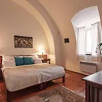 Ξενοδοχείο Domus Henrici 4*