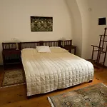 Domus Henrici 4*